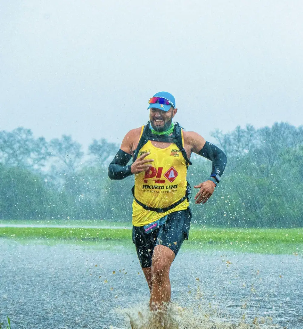 Corredor avançando sob chuva forte durante prova de rua